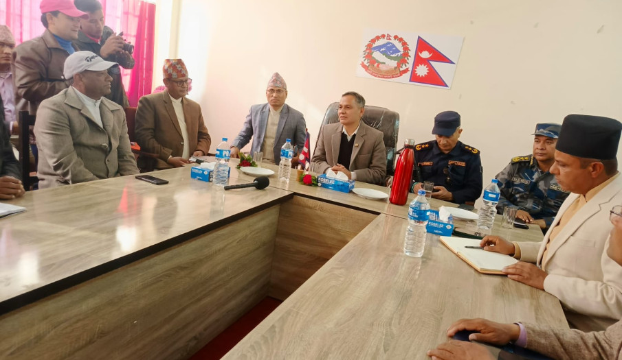 गृहमन्त्री मा. ओमप्रकाश अर्यालजयू लगायतको टोली बाजुरा पाल्नुभई सर्वदलीय/सर्वपक्षीय वैठकमा सहभागि