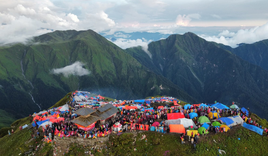जगत जननी श्री बडीमालिका देविको मन्दिरमा जनैपुर्णीमाको अवसरमा दर्शनार्थीहरुको भिडभाड