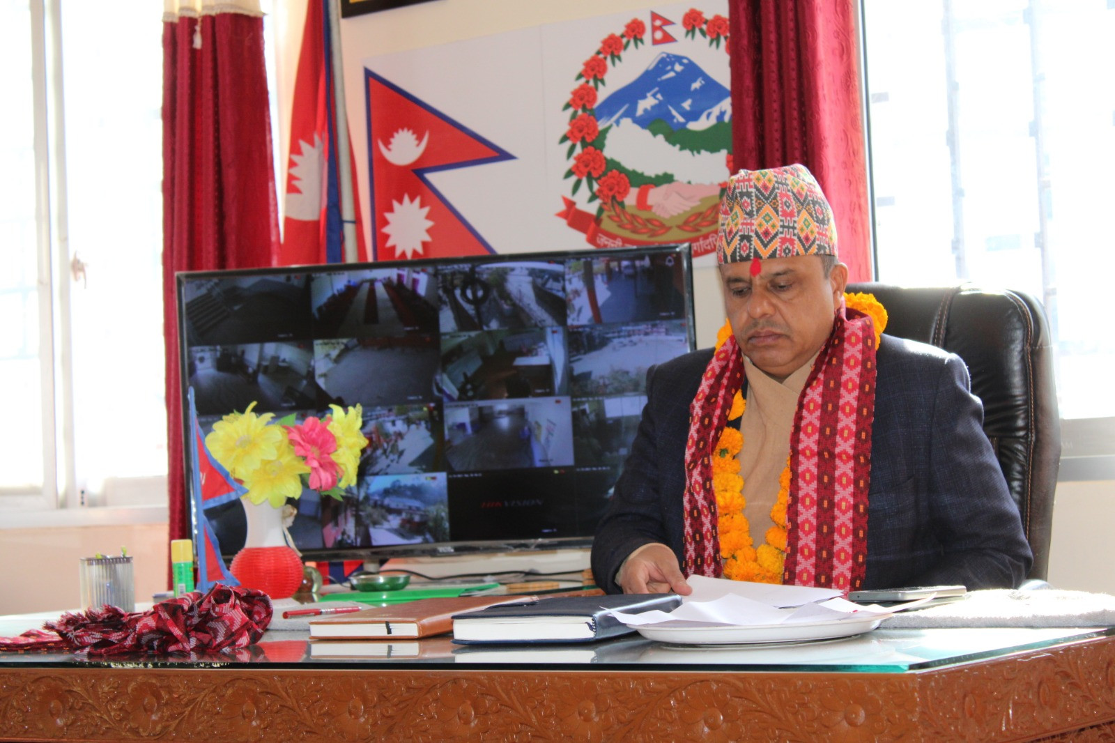 प्र.जि.अ. श्री डोरेन्द्र निरौलाज्यू पदभार ग्रहण गर्नुहुँदै ।